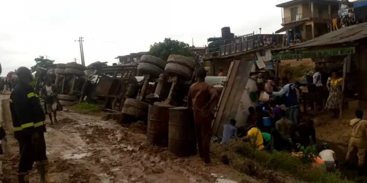 Residents ignore explosion threat, Police, scoop from fallen tanker in Ibadan