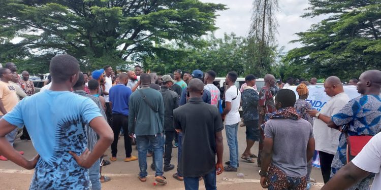 Students block Osun highway over lingering ASUU strike