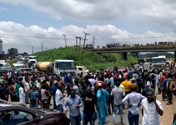ASUU strike: Motorists lament as students barricade Gbongan-Ibadan express road