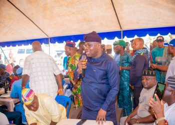 WILD EXCITEMENT AS PROF ADEOLU AKANDE SPLASHES 8 MILLION NAIRA CASH ON APC MEMBERS.