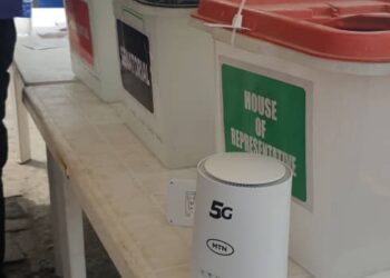 #NigeriaElections2023: Lekki voters provide 5G WiFi for INEC officials as BVAS network fails