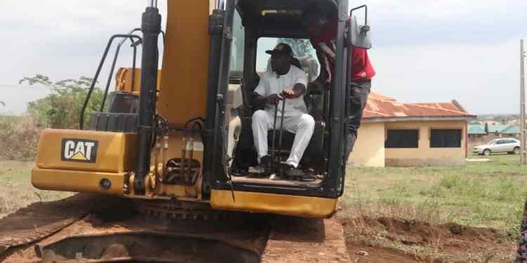 IGR: Ido Council Boss, Adeojo, Repairs Abandoned Excavator For Commercial Purpose
