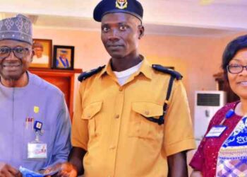 UI Honors Security Officer For Returning Staff’s Purse Containing Cash, ATM Cards