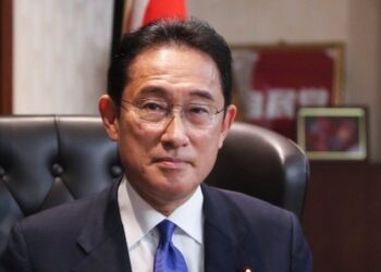 Japanese PM heads to South Korea for landmark summit