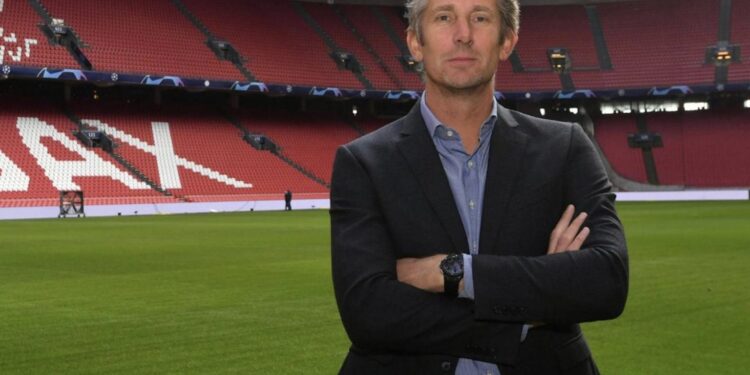 Van der Sar quits CEO position at Ajax