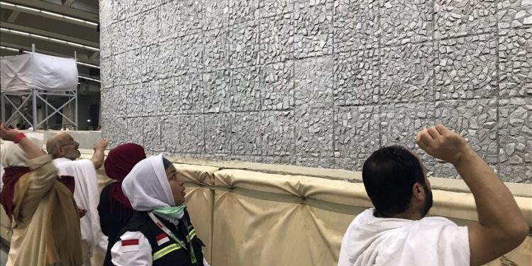 Muslim ‘stone the devil’ in final hajj ritual