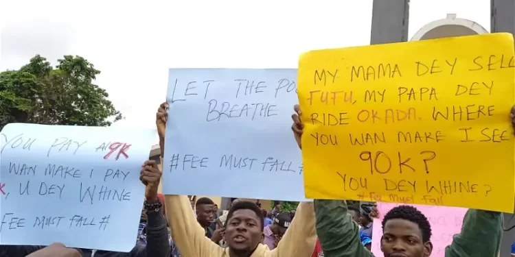 Increased tuition: OAU students block school entrance, insist on 50% reduction